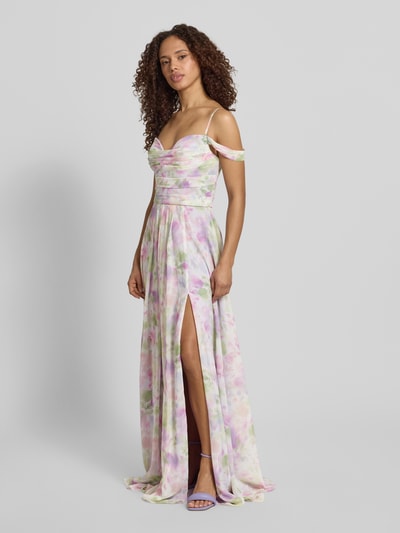 Frauenmodel trägt Maxikleid im Allover-Look von Mascara aus Chiffon mit Taillierter Schnitt und Drapierungen, pastellfarben, Ganzkörperansicht von vorne. Rückenlänge 135 cm, Brustweite 35 cm bei Größe 36.