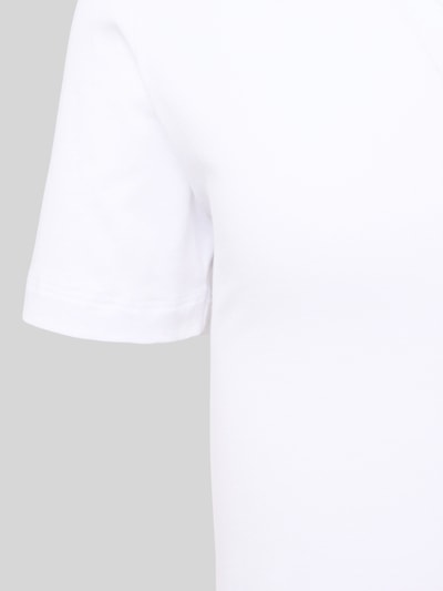 Męski t-shirt Slim Fit T-Shirt mit V-Ausschnitt im 2er-Pack von Schiesser, biały, mieszanka bawełny, dekolt w serek, detal, zbliżenie.