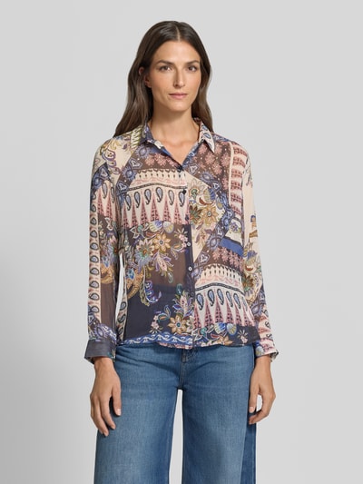 Vrouwenmodel draagt Regular Fit overhemdblouse uit zuiver viscose met all-over patroon, overhemdkraag, knoopsluiting, lange mouwen, ruglengte bij maat 36: 61 cm, mouwlengte bij maat 36: 61 cm, Regular Fit Hemdbluse aus reiner Viskose van Milano Italy, geheelvooraanzicht bovenlichaam.