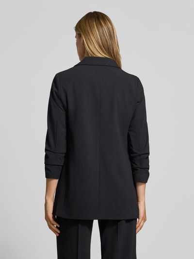 Frauenmodel trägt Regular Fit Longblazer mit 3/4-Arm Modell 'KALINA' von ONLY in Schwarz, glatte Struktur, Ganzkörperansicht Rückansicht, Damen Longblazer von ONLY.
