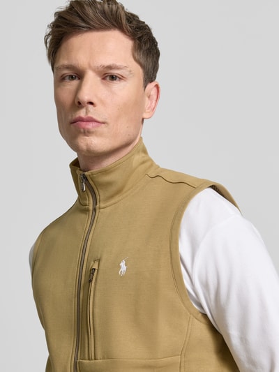 Männermodel trägt Regular Fit Weste aus Baumwoll-Mix von Polo Ralph Lauren in Optik: Unifarben mit Logo-Stitching, Nahaufnahme Oberkörper.
