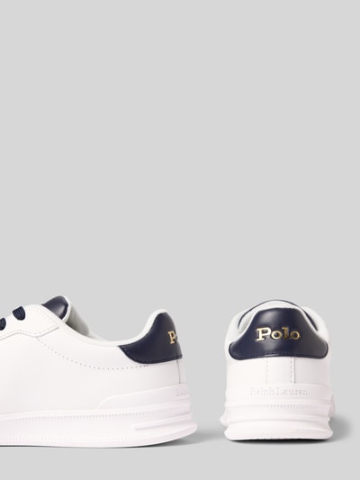Produktfoto, Low Top Sneaker aus echtem Leder Modell 'HERITAGE COURT II' von Polo Ralph Lauren, weißes Glattleder, Label-Prägung, strukturierte Sohle, unifarbene Optik, Logo-Print, Schnürung, abgerundete Schuhspitze, flacher Absatz