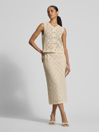 Frauenmodel trägt Strickweste mit Rundhalsausschnitt und Knopfleiste von JAKE*S STUDIO WOMAN in Beige mit Spitzenstruktur, Regular Fit, Ganzkörperansicht von vorne.