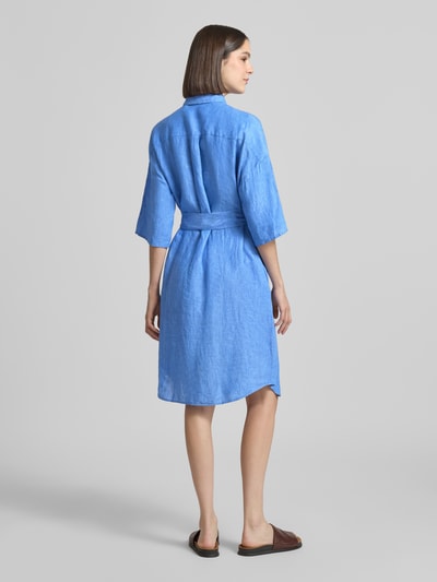 Vrouwenmodel draagt dames leinenkleid aus reinen leinen Modell 'Derby' van 0039 Italy in blauw, semi-transparant, getailleerd, halflange mouwen, platte kraag, knoopsluiting, stoffen band, ruglengte 96 cm, borstwijdte 59 cm, mouwlengte 24 cm. Ganzkörperansicht Rückansicht.