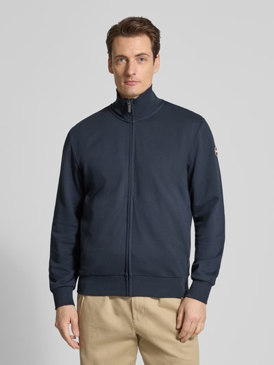 Männermodel trägt Sweatjacke mit Stehkragen und Reißverschluss von Colmar Originals, reine Baumwolle, dunkelblau, Ganzkörperansicht von vorne