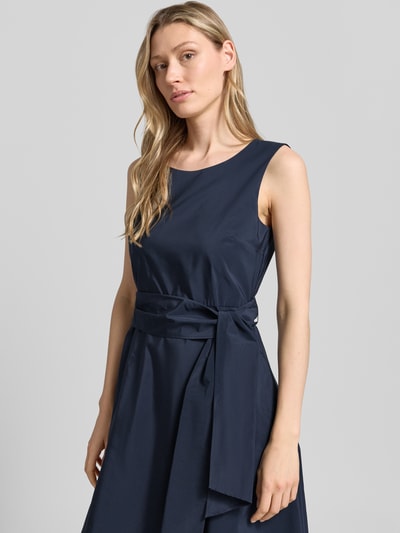Frauenmodel trägt dunkelblaues A-Linie Abendkleid mit Baumwoll-Anteil Modell 'GENTILE' von Max Mara, Damen Abendkleid von Weekend Max Mara, Nahaufnahme Oberkörper.
