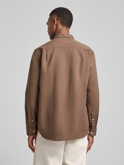 Männermodel trägt Regular Fit Freizeithemd aus Leinen-Baumwoll-Mix Modell 'CLAY LINENBLEND' von SELECTED HOMME in Melange-Braun, Ganzkörperansicht Rückansicht.