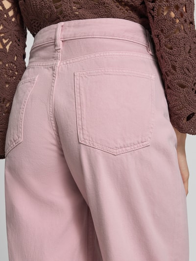 Frauenmodel trägt Jeans mit Eingrifftaschen Modell 'NEWYORK' von MANGO in Rosa, reine Baumwolle, Wide Leg, Detailaufnahme Rückansicht.