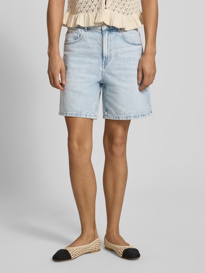 Frauenmodel trägt Jeansshorts mit Eingrifftaschen von REVIEW aus Reine Baumwolle im Regular-Fit, hellblau, Nahaufnahme Oberkörper