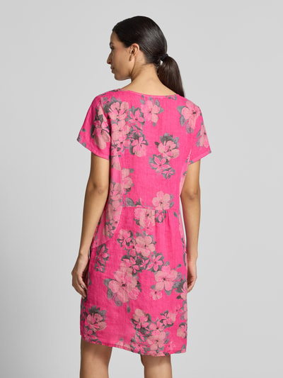 Vrouwenmodel draagt Leinenkleid in Minilänge Modell 'Miraa' van ZABAIONE, mix van katoen en linnen, roze met bloemenprint, getailleerd, ronde hals, met korte mouwen, minilengte, ruglengte maat S 81 cm, borstwijdte maat S 48 cm, mouwlengte maat S 18 cm, rugaanzicht volledige lichaamsopname