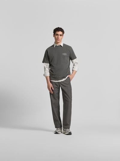 Männermodel trägt Relaxed Fit T-Shirt aus reiner Baumwolle von ANNARR mit Label-Print und Rundhalsausschnitt, Ganzkörperansicht von vorne.