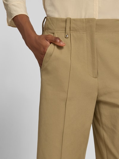 Frauenmodel trägt Hose mit Längsnähten von Luisa Cerano in Beige, Wide Leg, mit Eingriff- und Gesäßtaschen, Nahaufnahme Oberkörper.