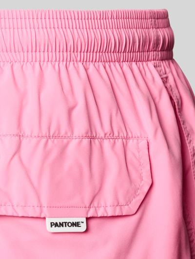 Produktfoto, Badehose mit Logo-Print Modell 'Lighting Pantone' von MC2 Saint Barth in Geschenkbox, hellrosa Farbe, Logo-Patch, Detailaufnahme