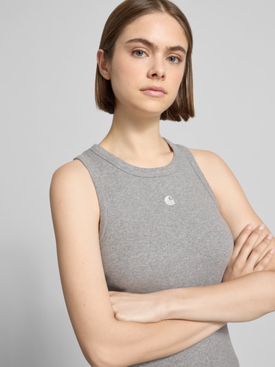 Frauenmodel trägt Tanktop in Ripp-Optik Modell 'Philips' von Carhartt Work In Progress, Baumwoll-Elasthan-Mix, Slim-Fit, Rundhalsausschnitt, Nahaufnahme Oberkörper.