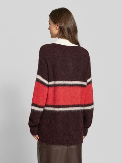 Frauenmodel trägt Strickpullover aus Woll-Alpaka-Mix von Closed mit Polokragen, lockerer Passform, elastischen Abschlüssen in Braun, Rot und Weiß, Rückenlänge 79 cm, Ärmellänge 76 cm, Ganzkörperansicht Rückansicht.
