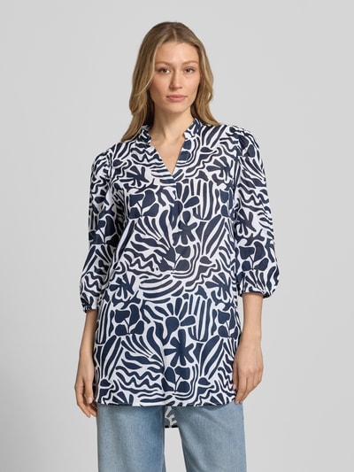 Frauenmodel trägt Relaxed Fit Tunika-Bluse mit floralem Allover-Print von Christian Berg Woman in Blau-Weiß aus Reine Baumwolle, 3/4-Arm, Tunika-Ausschnitt, elastische Ärmelabschlüsse, Ganzkörperansicht von vorne.