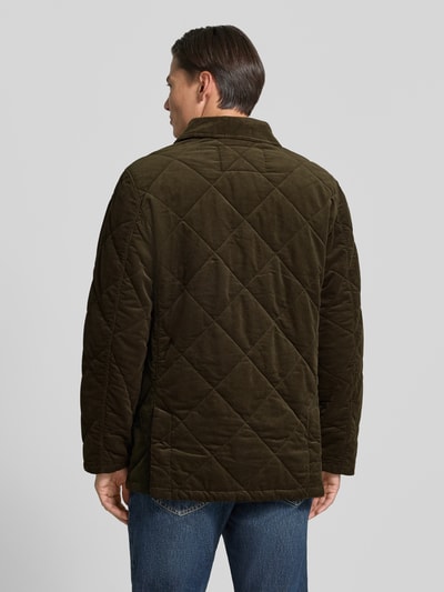 Männermodel trägt Regular Fit Cordjacke mit Umlegekragen von Polo Ralph Lauren, unifarben, strukturierte Optik, Ganzkörperansicht Rückansicht.