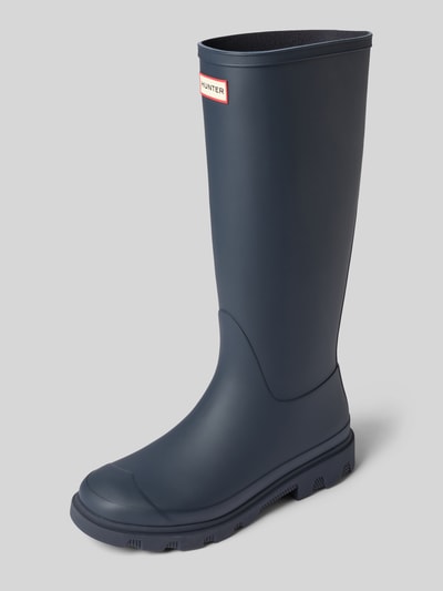 Produktfoto, Stiefel mit Logo-Detail von Hunter, kolor granatowy, gładka powierzchnia, profilowana podeszwa, krój zaokrąglony, wysokość obcasa 3 cm w rozmiarze 40, wysokość cholewki 37 cm w rozmiarze 40, szerokość cholewki 16 cm w rozmiarze 40