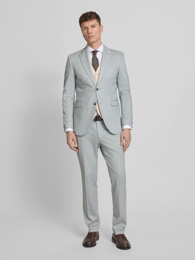 Männermodel trägt Weste mit V-Ausschnitt Modell 'Morley' von CG - Club of Gents aus Baumwoll-Mix, Knopfleiste, Eingrifftaschen, Regular-Fit, Ganzkörperansicht von vorne.