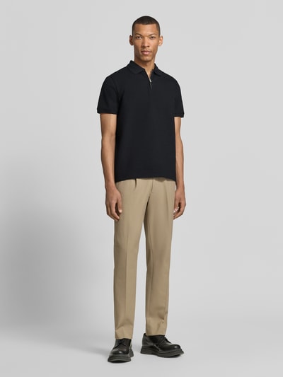 Männermodel trägt Regular Fit Poloshirt mit Strukturmuster von MCNEAL aus elastischem Baumwoll-Mix, Reißverschluss, Kurzärmelig, Ganzkörperansicht von vorne.