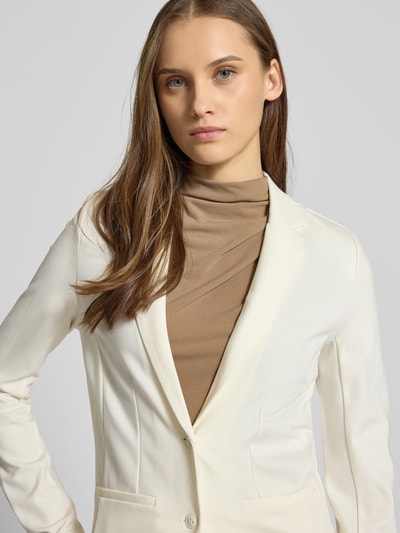 Frauenmodel trägt taillierten Blazer aus Viskose-Mix Modell 'POPTRASH' von ONLY, Optik: Unifarben, Reverskragen, Nahaufnahme Oberkörper.