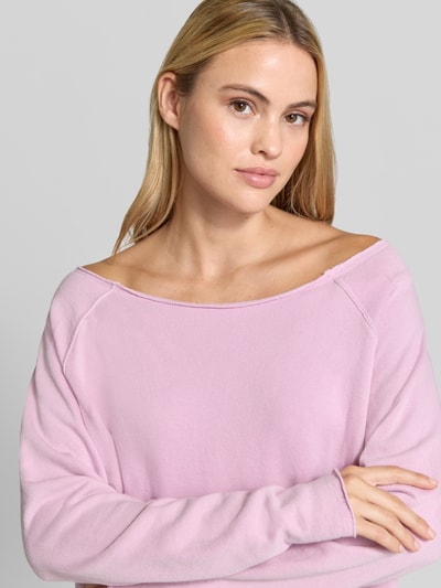 Frauenmodel trägt Sweatshirt mit U-Boot-Ausschnitt Modell 'BTOWN' von American Vintage in zartem Rosa, reine Baumwolle, lockere Passform, Saum im Destroyed-Look, Nahaufnahme Oberkörper.
