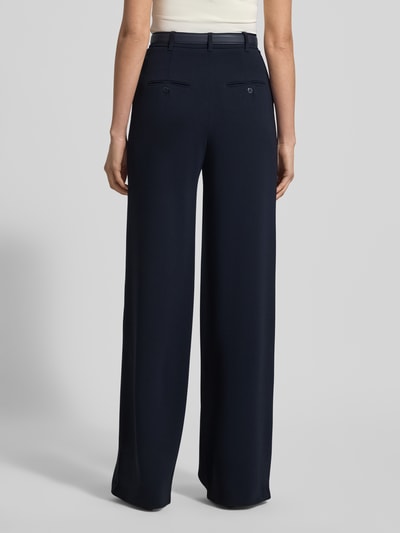 Frauenmodel trägt Regular Fit Weite Hose mit Gürtel Modell 'TAMICO' von Max Mara Studio, unifarben, Label-Stitching-Applikation, Webware, Ganzkörperansicht Rückansicht.