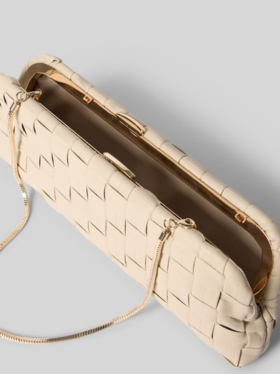 Produktfoto, Clutch mit echtem Kupfer Modell 'Selva' von Mango aus cremefarbenem Lederimitat mit Strukturmuster, Schnallenverschluss, abnehmbarem Schulterriemen, Maße 28x12x3 cm, Schulterriemen 49 cm