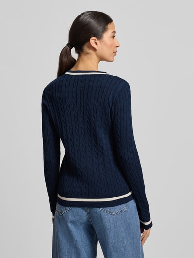 Vrouwenmodel draagt 'Strickpullover mit gerippten Abschlüssen' van Christian Berg Woman in donkerblauw, katoenmix, gebreide textuur, witte details, normale pasvorm, ruglengte 60 cm, mouwlengte 64 cm, ronde hals, volledige lichaamsweergave achteraan.