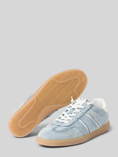 Produktfoto, Low Top Sneaker mit Allover-Muster von Tamaris in Jeansblau und Weiß, glatte struktura, okrągły nosek, płaska podeszwa z lekkim bieżnikiem, nadruk z logo, sznurowanie, wykonane z gładkiej skóry