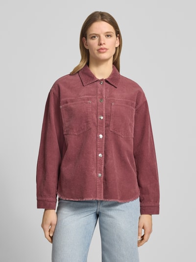 Kobiece model nosi Regular Fit Hemdjacke aus reiner Baumwolle Modell 'MAIKO-BITTEN' von Only, efekt: jednolity kolor, krój regular fit, wykładany kołnierz, listwa guzikowa, nity, długi rękaw, mankiet, zaokrąglone, bez zapięcia, brustasza, wykończenie materiału: sztruks, materiał: czysta bawełna, całkowity widok od frontu.