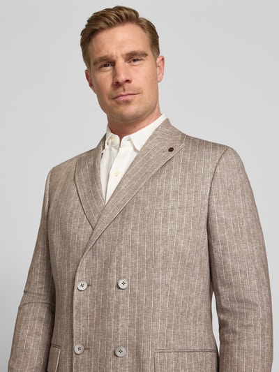 Męski model nosi marynarkę z kieszeniami z patką model 'Hugo' od Zuitable, mieszanka bawełny, prosty krój, kołnierz z połami, rząd 2 guzików, brustasza z poszetką, kolor beżowy w paski, faktura materiału widoczna, zbliżenie na górną część ciała, Nahaufnahme Oberkörper.