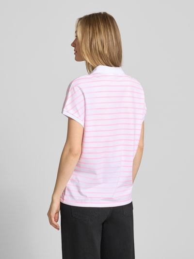 Kobieta modelka nosi Regular Fit Poloshirt mit Reißverschluss von FIRE + ICE, wzór na całej powierzchni, model 'GAJA2', tunel, długość tyłu w rozmiarze S: 62 cm, widok całej sylwetki z tyłu.