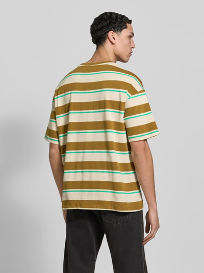 Männermodel trägt T-Shirt mit Streifenmuster Modell 'KYRAN' von Blend, braun-beige-grün-weiß, Rundhalsausschnitt, Ganzkörperansicht Rückansicht.