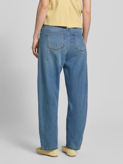 Männermodel trägt Barrel Fit Jeans mit Eingrifftaschen Modell 'Baloo' von My Essential Wardrobe, mieszanka bawełny, z dodatkiem streczu, wpuszczane kieszenie, szerokość w rozmiarze 27/30: 40 cm, długość wewnętrzna nogawki: 76 cm, widok całej sylwetki z tyłu