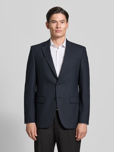 Männermodel trägt Regular Fit Sakko mit Woll-Anteil Modell 'Jasper' von BOSS in Dunkelblau, glatte Textur, Ganzkörperansicht von vorne, Herren Sakko von BOSS.
