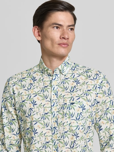 Männermodel trägt Slim Fit Freizeithemd mit Button-Down-Kragen Modell 'Slub' von Fynch-Hatton aus Reine Baumwolle, floraler Allover-Print, Brusttasche, Langärmelig, Durchgängige Knopfleiste, Nahaufnahme Oberkörper.
