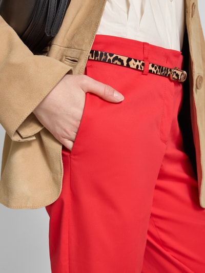 Frauenmodel trägt Slim Fit Hose in verkürzter Passform mit Gürtel von Christian Berg Woman, Baumwoll-Mix mit Viskose-Anteil, Nahaufnahme Oberkörper.