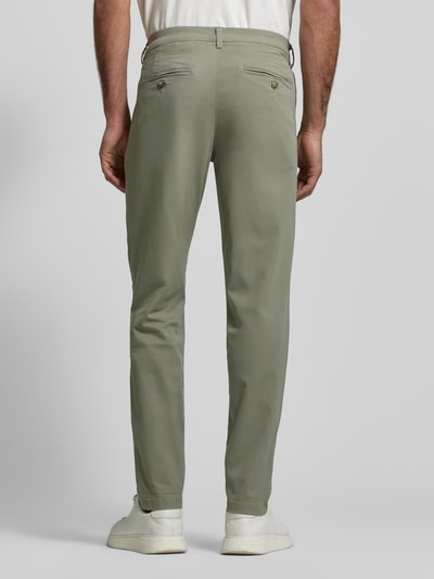 Männermodel trägt Slim Fit Chino aus Bio-Baumwoll-Mix Modell '175-SLIM NEW MILES' von Selected Homme, Optik: Unifarben, Ganzkörperansicht Rückansicht.