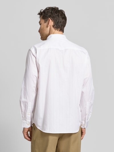 Männermodel trägt Relaxed Fit Freizeithemd aus reiner Baumwolle Modell 'GEORGE' von SELECTED HOMME, mehrfarbig, Popeline, Ganzkörperansicht Rückansicht.