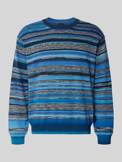 Produktfoto, Strickpullover im Allover-Look mit Rundhalsausschnitt von PAUL SMITH, blaue Streifen, reine Baumwolle, Regular Fit, verschiedene Blautöne, strukturierte Textur, Rückenlänge 65 cm, Ärmellänge 60 cm.