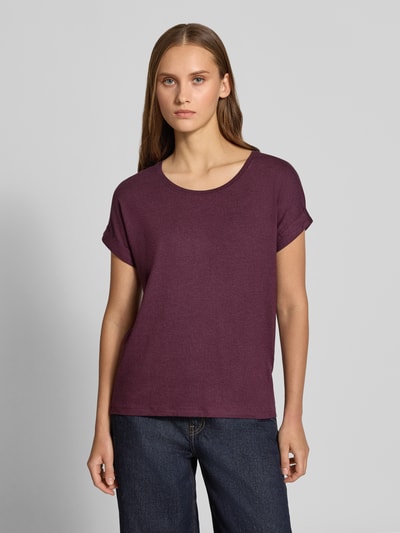 Kobiece modelka nosi damski t-shirt w kolorze ciemnofioletowym, model 'MOSTER' od ONLY, krój regular fit, tkanina gładka, widok z przodu, damski t-shirt od ONLY.