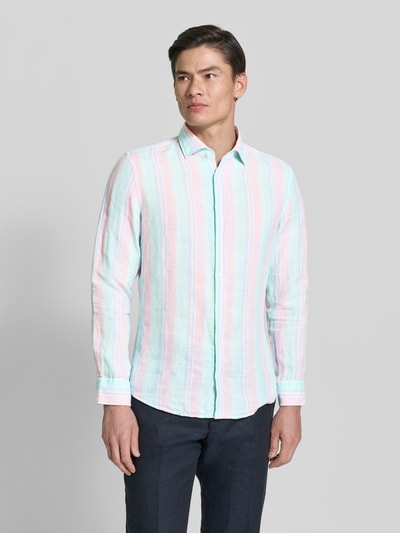 Männermodel trägt Slim Fit Leinenhemd mit Kentkragen von SEIDENSTICKER, mehrfarbig, reine Leinen, durchgängige Knopfleiste, Langärmelig, Ganzkörperansicht von vorne. Rückenlänge 75 cm, Schulterbreite 44 cm, Ärmellänge 64 cm.