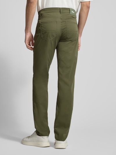 Männermodel trägt Slim Fit Stoffhose mit Lyocell-Anteil Modell 'Cadiz' von Brax in olivgrün, 5-pocket-design, ganzkörperansicht rückansicht, elastische katoenmix, knoop- en ritssluiting, taillewijdte 107 cm, binnenbeenlengte 81 cm