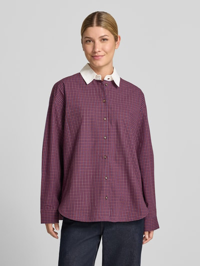 Frauenmodel trägt Oversized Langarmbluse aus reiner Baumwolle von Jake*s Casual in Violett mit feinem Karomuster, Nahaufnahme Oberkörper.