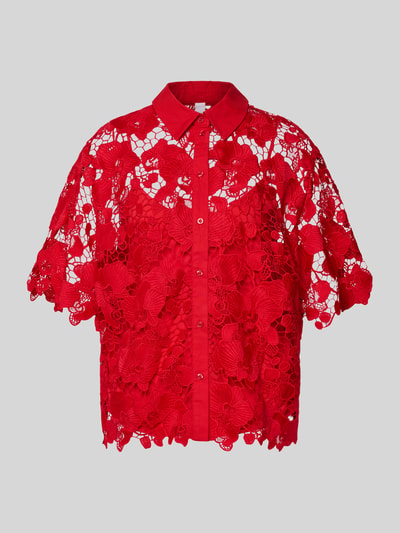 Produktfoto, Regular Fit Bluse aus Spitze Modell 'GALA' von YAS in leuchtendem Rot, Hemdblusenkragen, Knopfleiste, florale Textur