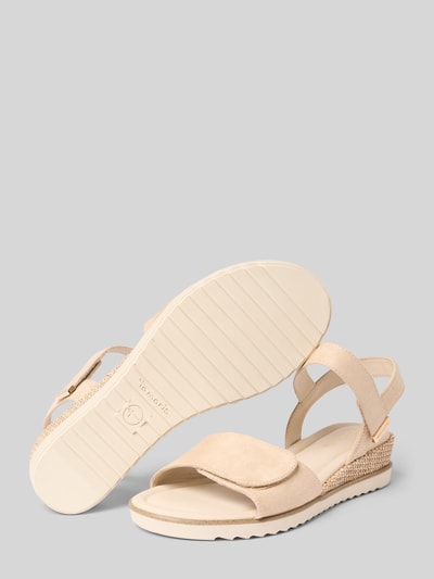 Produktfoto, Sandalen mit Allover-Muster von Tamaris in Beige, offener Schuhspitze, Keilabsatz, Animal Print, strukturierte Sohle, Label-Prägung