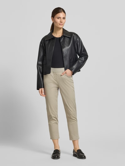 Modelka kobieca nosi Caprihose mit elastischem Bund Modell 'Pamina' von Raphaela By Brax w beżowym kolorze, krój regular fit, bawełna z domieszką elastanu, elastyczny pasek, Szerokość w rozmiarze 36K: 35 cm, długość nogawki od wewnątrz 62 cm, zdjęcie całopostaciowe z przodu.