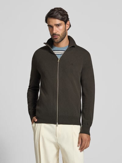 Männermodel trägt Regular Fit Strickjacke aus Baumwoll-Mix von Marc O'Polo in Dunkelbraun, glatte Struktur, Ganzkörperansicht von vorne, Herren Pullover von Marc O'Polo.