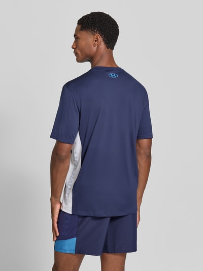 Männermodel trägt Regular Fit Sport-T-Shirt mit labelprint van Under Armour in donkerblauw en wit, heren sport-t-shirt, ganzkörperansicht rückansicht